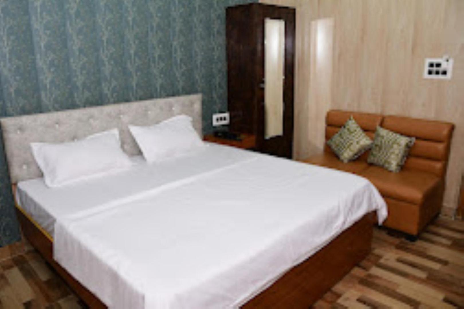 Отель Renu Paradise , Ayodhya Экстерьер фото